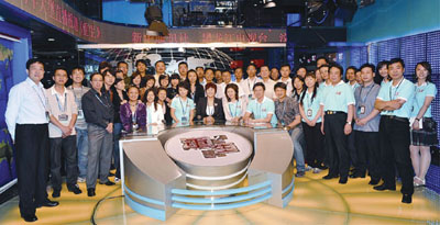 黑龙江电视台与新华社合作进一步增强了对国内大事件的关注，图为参与制作纪念汶川地震一周年节目《重生》的团队