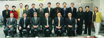 邓超明先生在日本访问期间受到日本电通集团董事长的接见