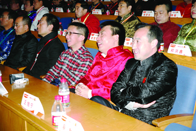2009年3月28日，中央电视台广告部主任夏洪波（右二）参加九阳经销商大会，与九阳董事长王旭宁（右一）在会上