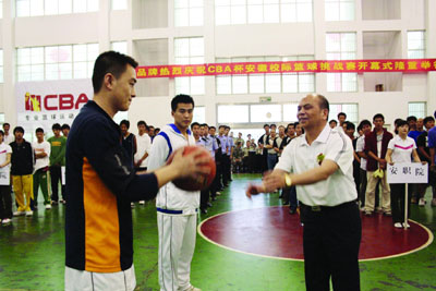 林金章在安徽校际篮球挑战赛活动中与参赛选手交流