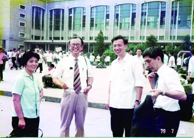 程春（右二）1979年7月在北京站接待电通的客人。