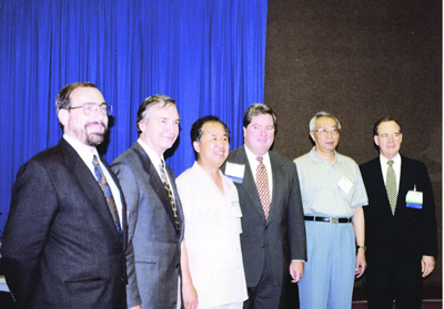1996年参加中国行业报代表团访问美国，与《纽约时报》经营总经理合影。