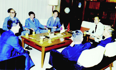 1980年北广代表访问电通，八木信人全场陪同（左下侧后方对着镜头者为八木信人）