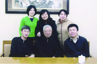 唐忠朴同北京大学广告学博士研究生和硕士研究生在一起