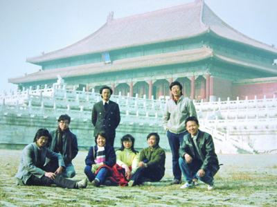 1987年秋，研究生一年级时陈刚（右二）与同学在故宫合影。