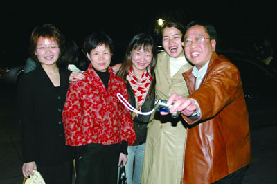 2004年11月11日与参加东方智慧与广告传播学术研讨会的代表在西湖楼外楼（左二为胡晓云）