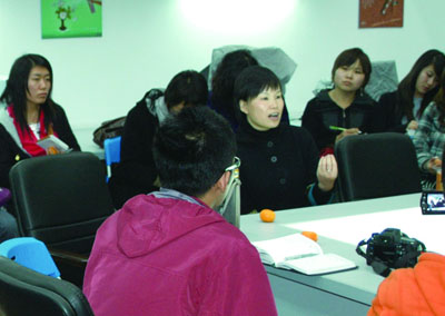 2008年11月26日与到访的天津师大广告专业同学座谈（中间讲话者为胡晓云）