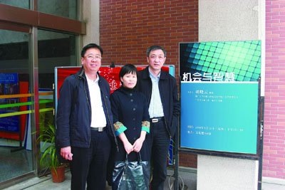 胡晓云老师于2010年5月13日受邀来到上海师范大学为广告学专业师生做专题学术报告（左为张翔、右为金定海）