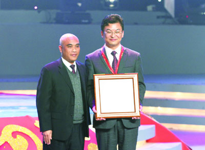2010年颁奖典礼，蒙娜丽莎集团副董事长霍荣铨先生（左）为优秀经销商颁奖