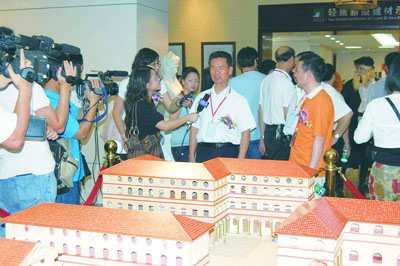 萧华总裁在蒙娜丽莎文化艺术馆开馆仪式上接受各大媒体记者的采访