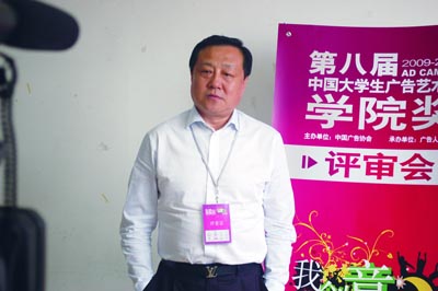 潘阳在担任“学院奖”评委时接受记者采访。
