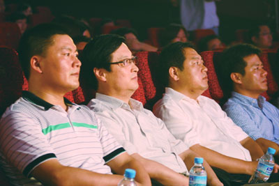 安徽台副台长邹晓利（左二）和三洋企业董事长金友华（左三）