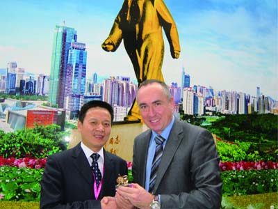 朵唯董事长何明寿先生与施华洛世奇宝石部门大中华总监Ms Jean Michel Roux合影