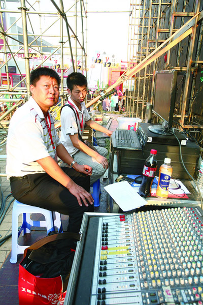 山东电视台广告信息部开发部总监袁宗凯及工作人员在现场控制LED大屏播放